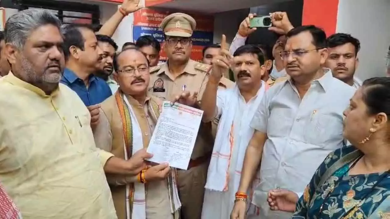 Mahoba News: महोबा में सियासी बवाल: पीएम मोदी पर टिप्पणी से भड़के भाजपाई, सपा सांसद का पुतला फूंका Mahoba News: महोबा में सियासी बवाल: पीएम मोदी पर टिप्पणी से भड़के भाजपाई, सपा सांसद का पुतला फूंका