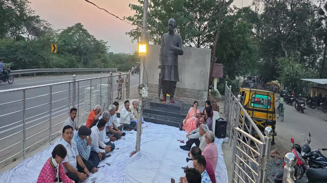 Decorated grand poetry seminar on Acharya Dwivedi Jayanti in Rae Bareli