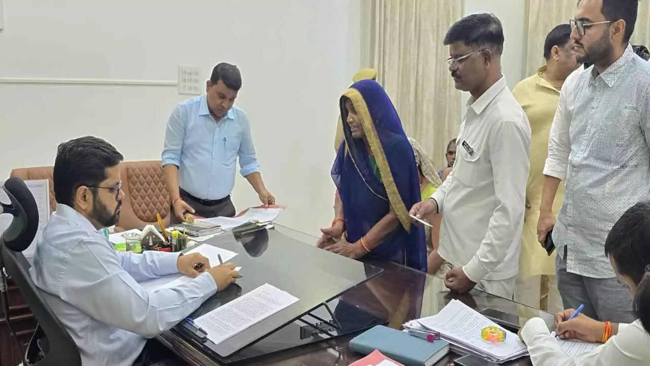 Jhansi News: झांसी के जनता दर्शन में DM का कड़ा रुख, ग्राम प्रधान की दबंगई पर तहसीलदार को दो टूक