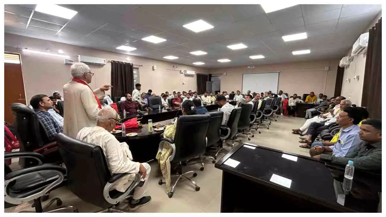 Sonbhadra News: संविदा कर्मियों में गरजी संघर्ष समिति, ‘डाउन साइजिंग’ पर व्यवस्था बिगड़ने की चेतावनी