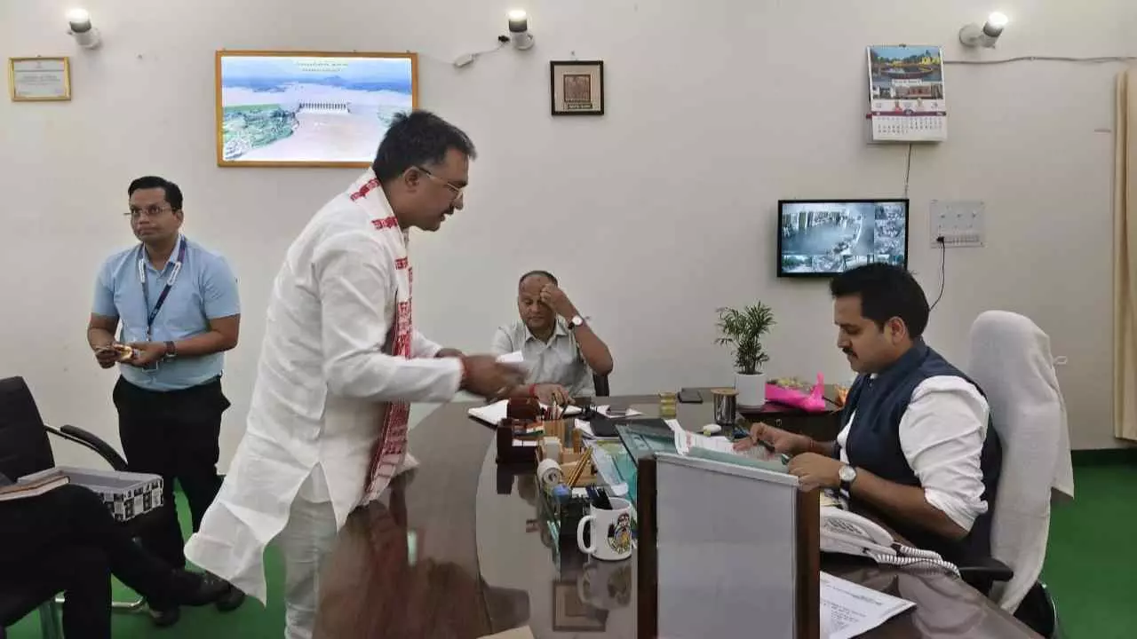 Sonbhadra News: विकास कार्यों पर उठे सवाल, किसान नौजवान संघर्ष मोर्चा ने DM को सौंपा मांगपत्र