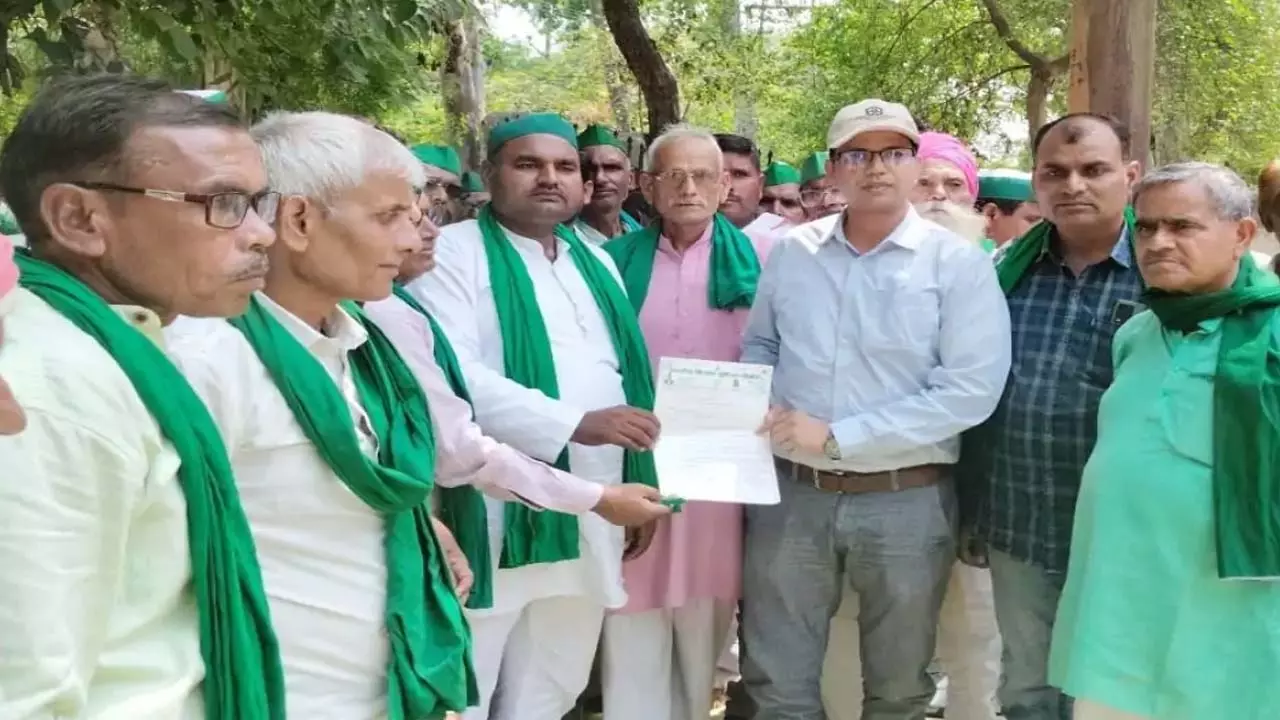 Farmers protest against smart meters, chanting slogans against electricity department Farmers protest against smart meters, chanting slogans against electricity department