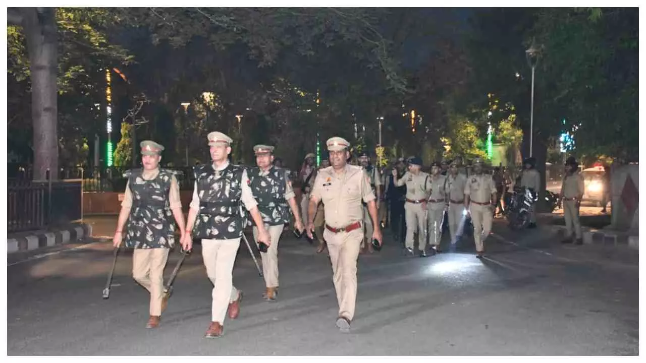 Aligarh News : अलीगढ़ में सुरक्षा व्यवस्था पर सख्त नजर, एसएसपी ने पुलिस बल संग किया पैदल गश्त