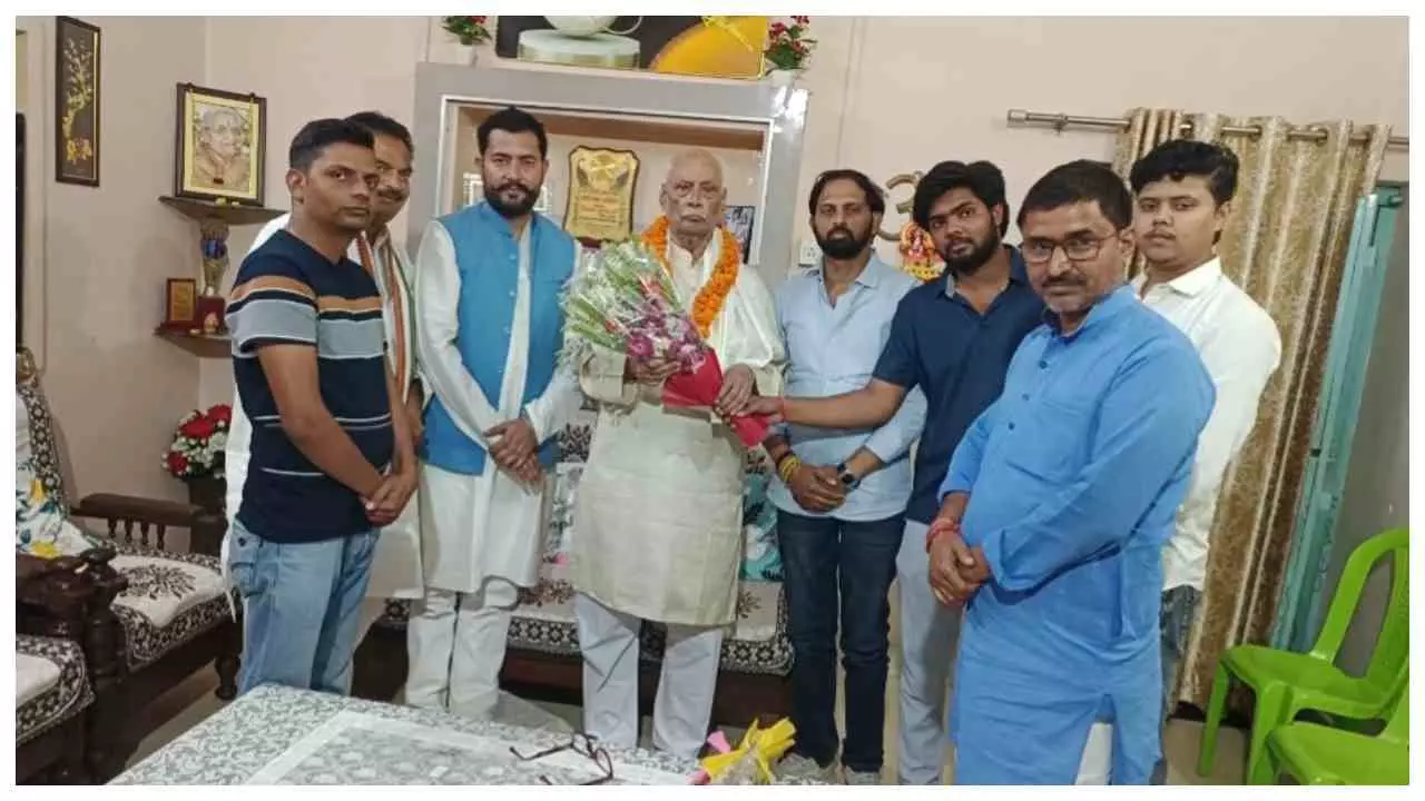 Hardoi News : शिक्षा और साहित्य में योगदान पर हरदोई के डॉ. ओपी मिश्र का हुआ सम्मान