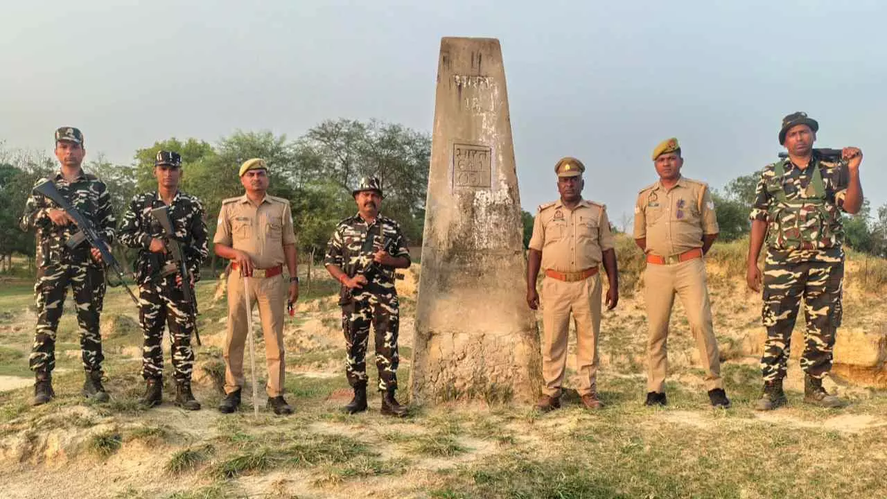 Shravasti News: श्रावस्ती में इंडो-नेपाल सीमा पर पुलिस और एसएसबी का संयुक्त पैदल गश्त अभियान Shravasti News: श्रावस्ती में इंडो-नेपाल सीमा पर पुलिस और एसएसबी का संयुक्त पैदल गश्त अभियान