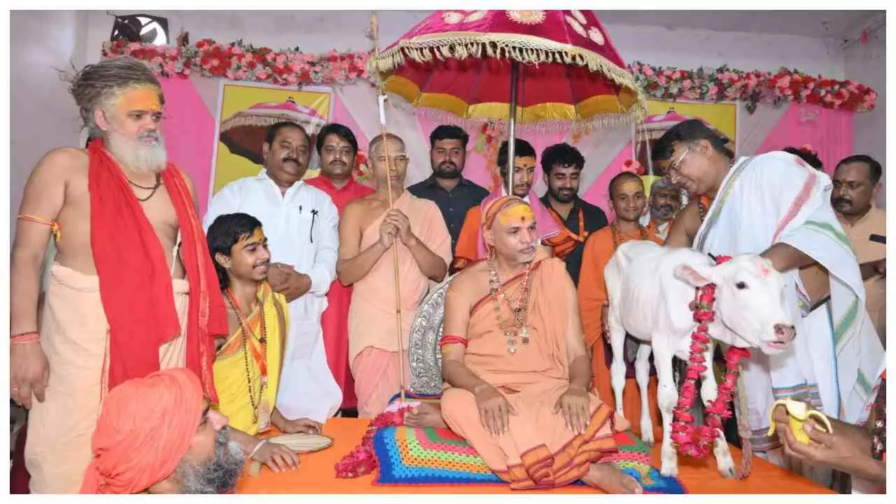 Sonbhadra News : सोनभद्र-मिर्जापुर में गरजे शंकराचार्य, बोले— गाय हमारी कॉमन मां है