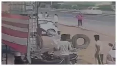 Hapur News : हापुड़ में ढाबा संचालक की दबंगई, युवक को उठाकर जमीन पर पटका, CCTV वायरल Hapur News : हापुड़ में ढाबा संचालक की दबंगई, युवक को उठाकर जमीन पर पटका, CCTV वायरल