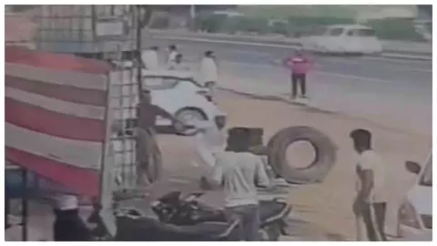 Hapur News : हापुड़ में ढाबा संचालक की दबंगई, युवक को उठाकर जमीन पर पटका, CCTV वायरल