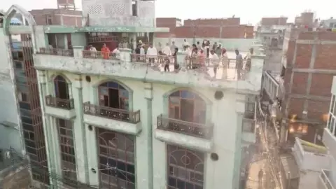 Varanasi Dalmandi News: वाराणसी के दालमंडी में बुलडोजर एक्शन जारी! मुसाफिरखाना हुआ जमींदोज, चौड़ीकरण की जद में मंदिर-मस्जिदे