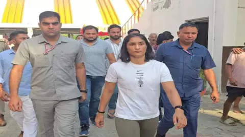 UP News: बृजभूषण के गढ़ में विनेश फोगाट! रेसलिंग टूर्नामेंट के लिए लिया रामलला का आशीर्वाद, अब गोंडा में दिखाएंगी दम UP News: बृजभूषण के गढ़ में विनेश फोगाट! रेसलिंग टूर्नामेंट के लिए लिया रामलला का आशीर्वाद, अब गोंडा में दिखाएंगी दम