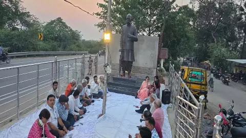 Decorated grand poetry seminar on Acharya Dwivedi Jayanti in Rae Bareli