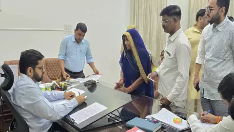 Jhansi News: झांसी के जनता दर्शन में DM का कड़ा रुख, ग्राम प्रधान की दबंगई पर तहसीलदार को दो टूक