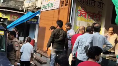 Etah News: ग्राहक बनकर आया शातिर चोर, ज्वेलर्स की दुकान से सवा तीन लाख का सोना लेकर फरार Etah News: ग्राहक बनकर आया शातिर चोर, ज्वेलर्स की दुकान से सवा तीन लाख का सोना लेकर फरार