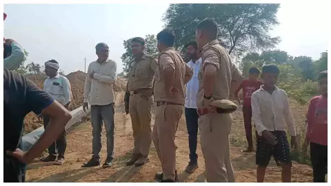 Auraiya News : सोलर प्लांट की बिजली लाइन पर किसानों का विरोध, खेतों में खंभे गाड़ने का आरोप