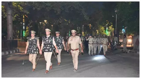 Aligarh News : अलीगढ़ में सुरक्षा व्यवस्था पर सख्त नजर, एसएसपी ने पुलिस बल संग किया पैदल गश्त