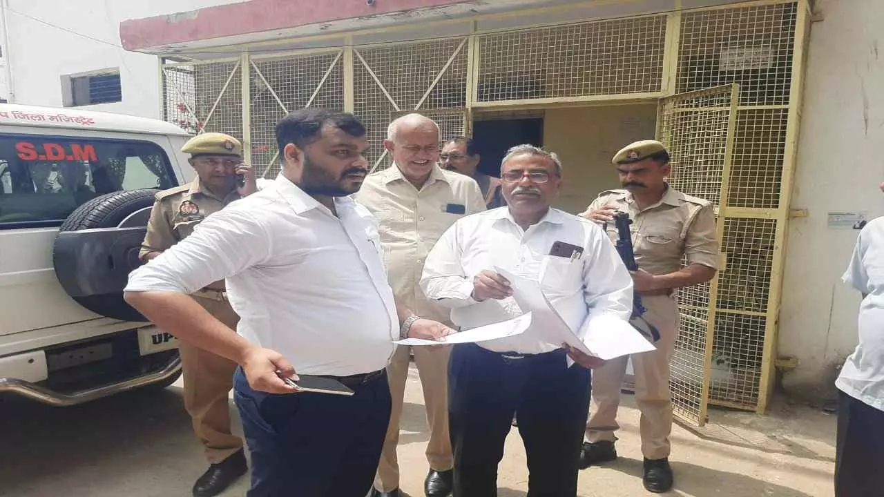 Etah News: प्राइवेट कर्मियों के खिलाफ अधिवक्ताओं का बिगुल, 18 मई से न्यायालय बहिष्कार की चेतावनी