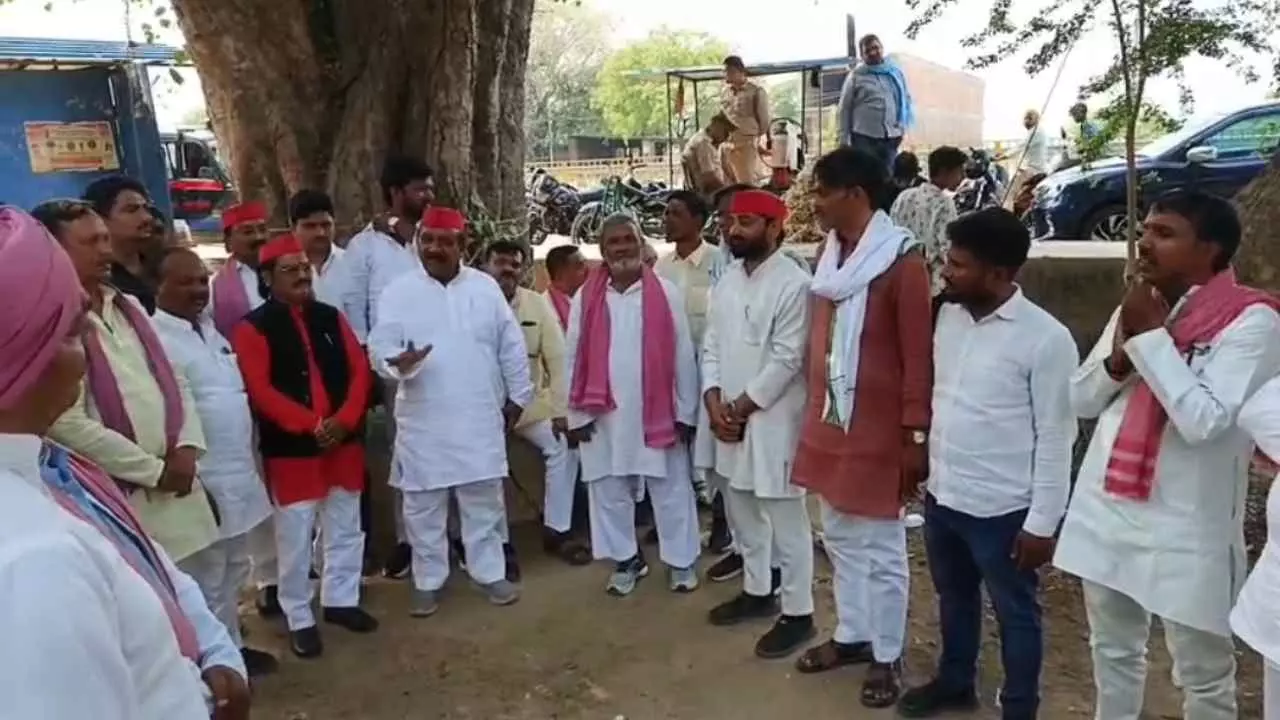 Chandauli News: दो सांसद के साथ सपा का प्रतिनिधि मंडल डीएम, एसपी से मिला,जानिए क्या है मामला