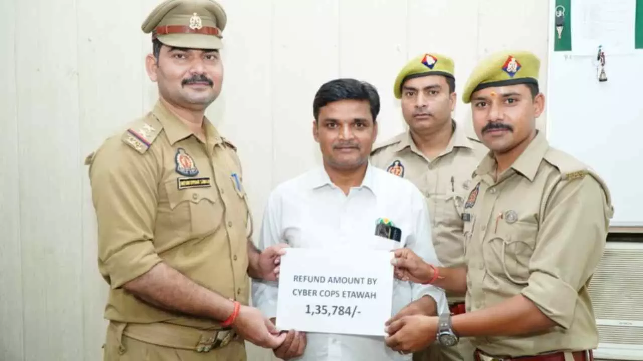 Etawah News: क्रेडिट कार्ड लिमिट बढ़ाने के नाम पर हुई ठगी, इटावा पुलिस ने वापस कराए 1.35 लाख रुपये