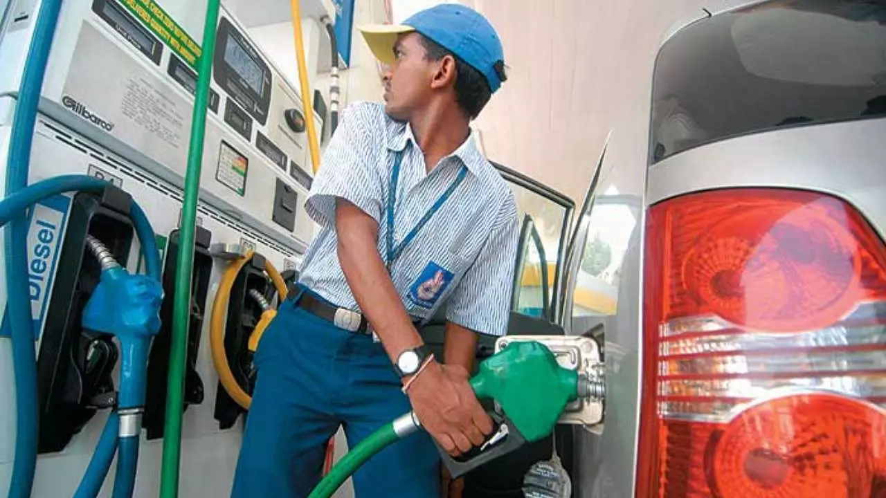 Oil crisis rumors India petrol diesel LPG fuel stock government update hindi