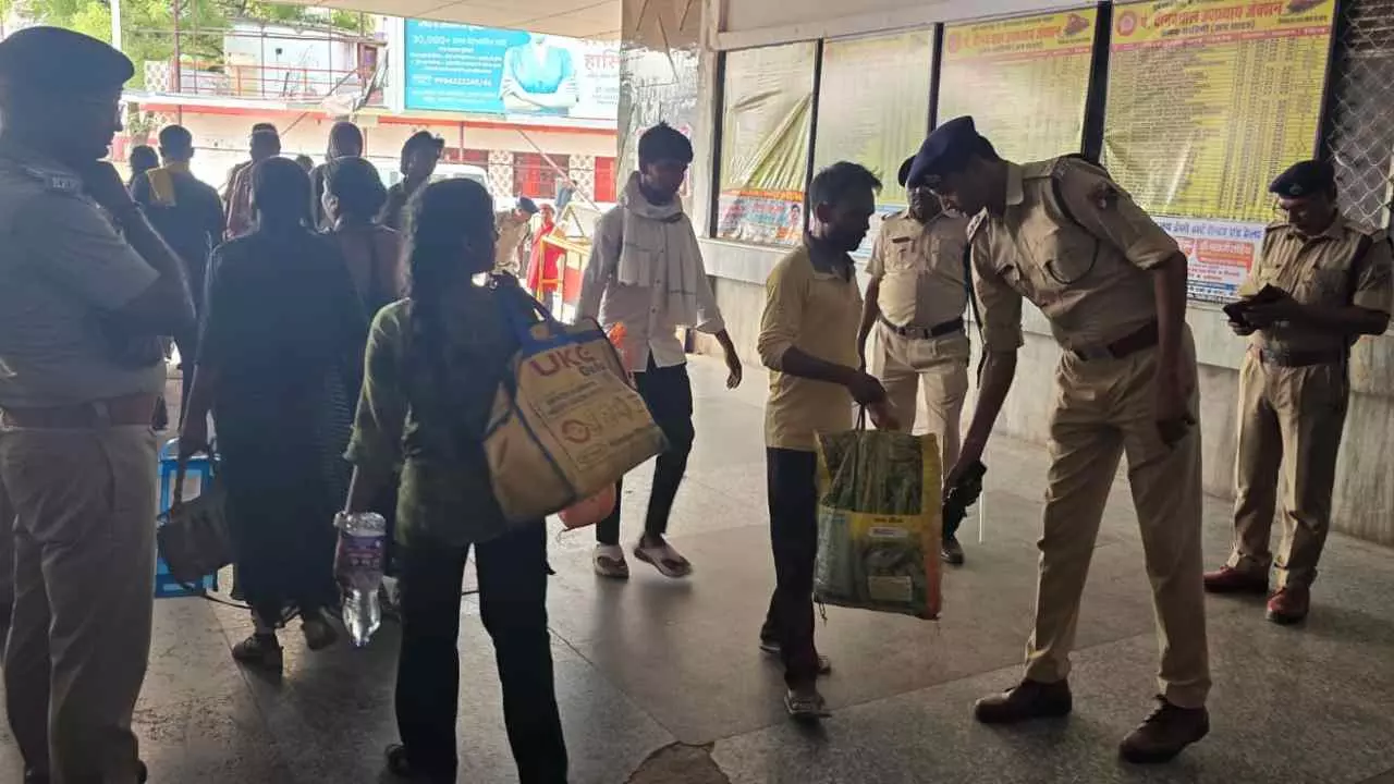 Chandauli News: दो हत्याओं के बाद रेलवे ने लिया सबक अब ड्रोन से होगी सुरक्षा की निगरानी