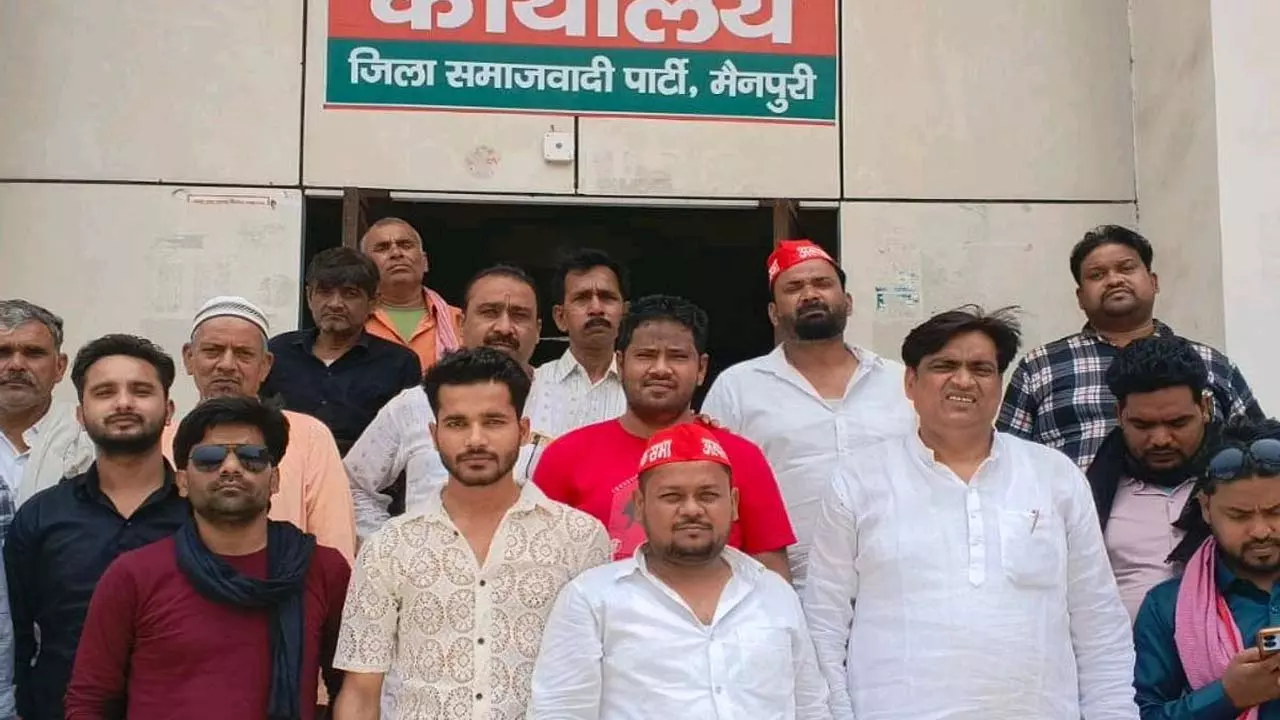 Mainpuri News: मैनपुरी में सपा अल्पसंख्यक सभा की मासिक बैठक, वोटर लिस्ट में नाम कटने पर जताई चिंता