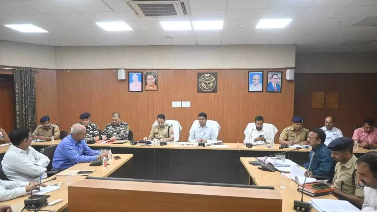 Siddharthnagar News: नेपाल सीमा पर तस्करी रोकने को लेकर प्रशासन सख्त, कलेक्ट्रेट सभागार में हुई बैठक