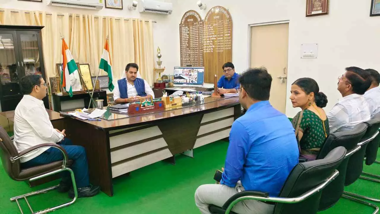 Sonbhadra News: निर्माण कार्यों की गुणवत्ता पर डीएम सख्त,मेडिकल कॉलेज और विकास परियोजनाओं की समीक्षा