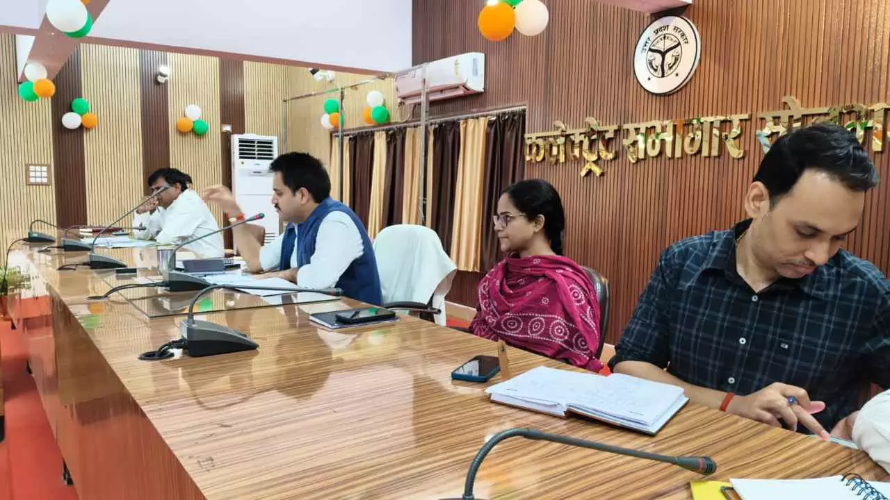 Sonbhadra News: आईजीआरएस शिकायतों पर सख्ती, लापरवाही पर गिरी गाज, कई अधिकारियों का वेतन रोका गया