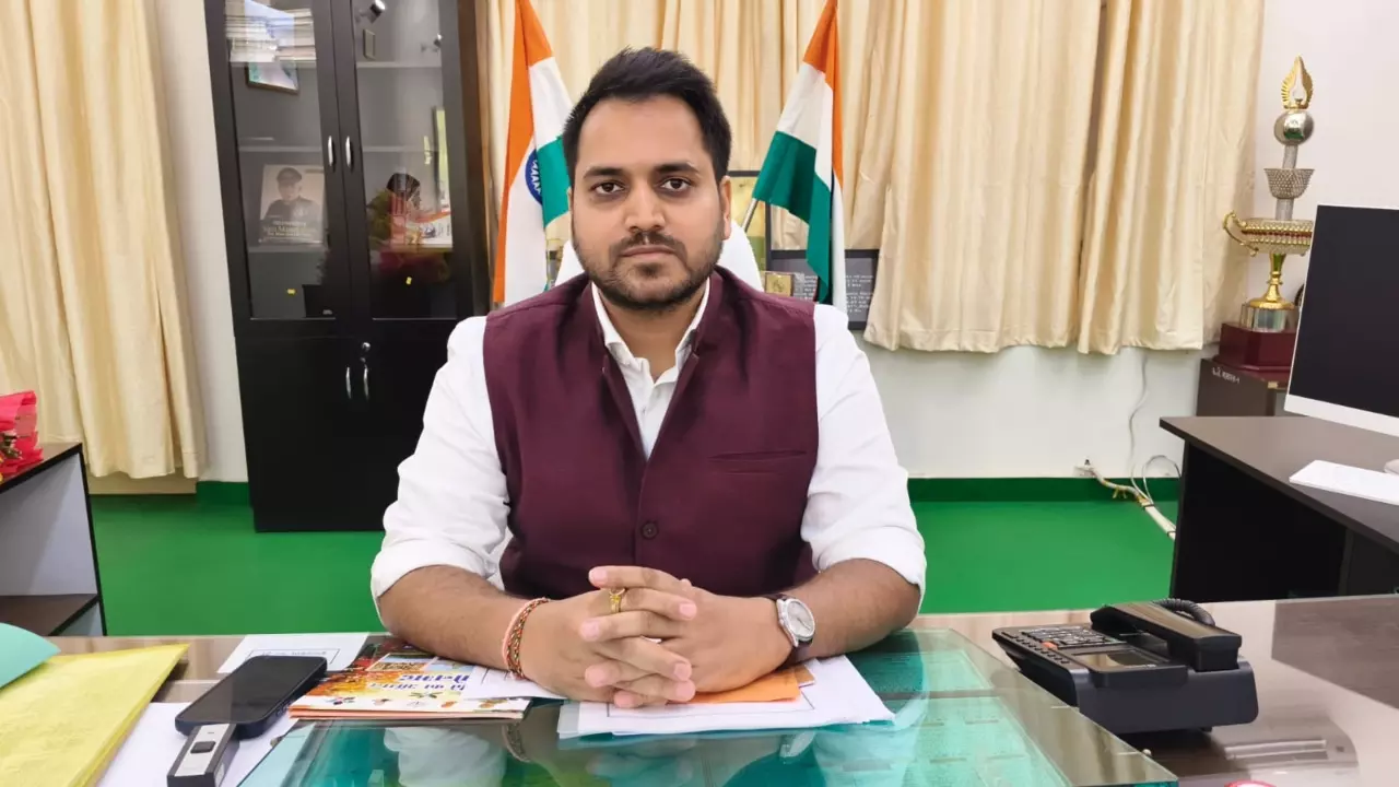 Sonbhadra News: सोनभद्र में डीएम का बड़ा एक्शन: रिश्वत के आरोप में चकबंदी लेखपाल हटे, मिशन प्रबंधक भी अटैच