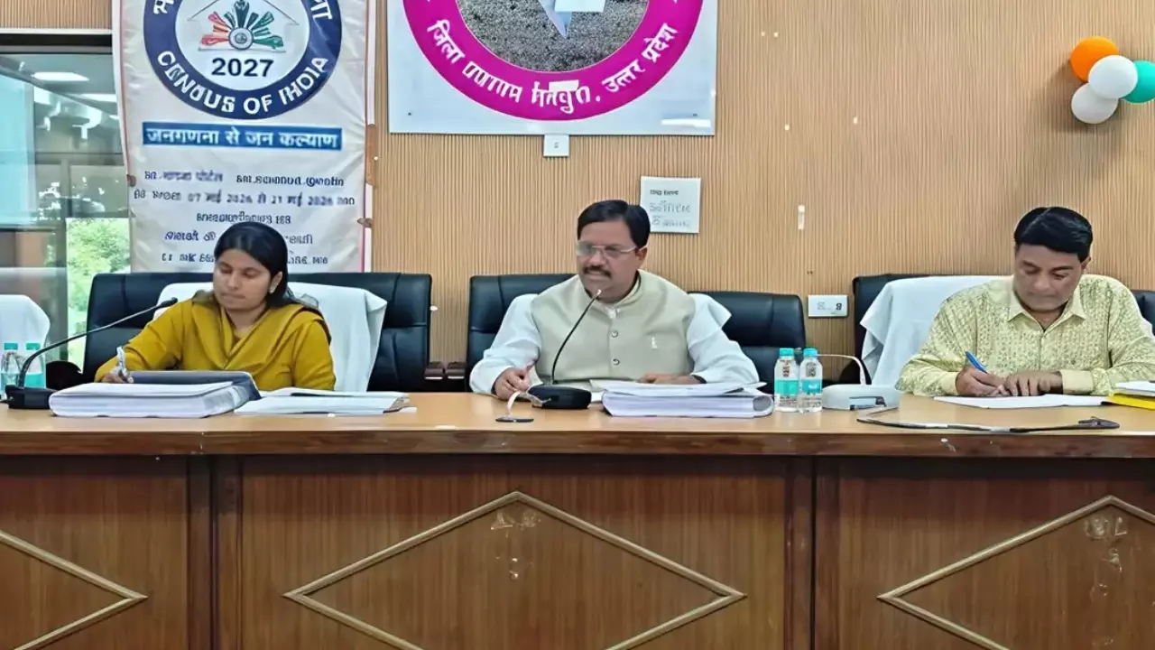 Mainpuri News: मुख्यमंत्री प्राथमिकता वाले विकास कार्यों की समीक्षा में डीएम सख्त, कुपोषण और बिजली व्यवस्था पर जताई नाराजगी