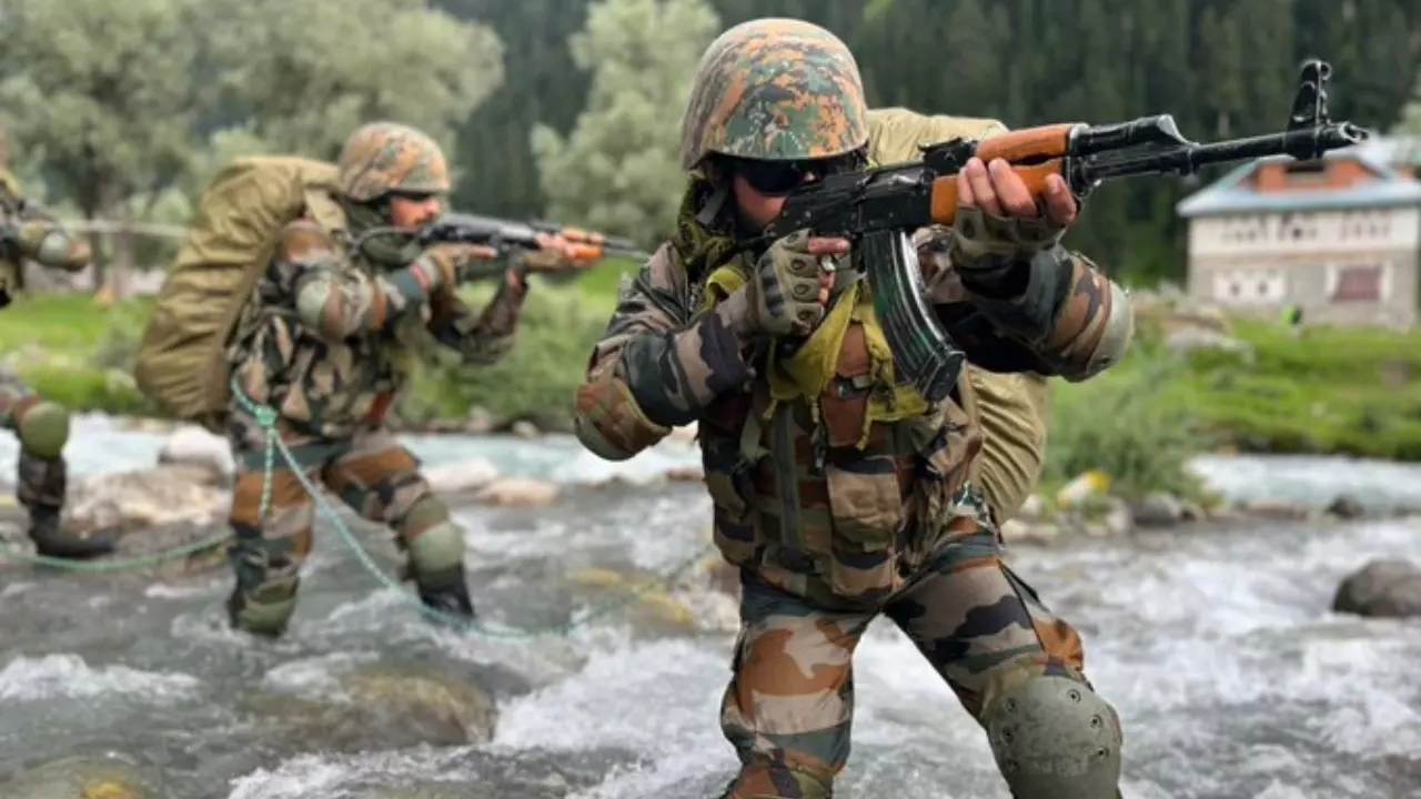 J&K: सेना ने LoC पर घुसपैठ की कोशिश को किया नाकाम, एक आतंकी ढेर