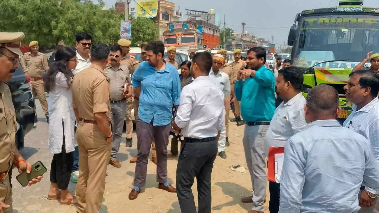 Hardoi News: हरदोई में निजी बस स्टैंड को लेकर प्रशासन सक्रिय, ई-रिक्शों पर भी चलेगा अभियान
