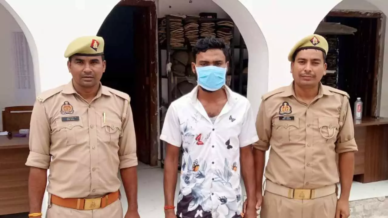 Shravasti News: इकौना पुलिस ने 50 हजार के इनामी चोर को चोरी के आभूषण व नगदी के साथ किया गिरफ्तार