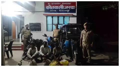 Balrampur News: रात की चेकिंग में खुला कच्ची शराब का खेल, तीन तस्कर गिरफ्तार, बाइक और ई-रिक्शा जब्त