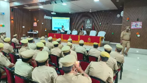 Shravasti News: जनगणना-2027 के सफल संचालन के लिए पुलिस लाइन सभागार में आयोजित हुआ विशेष प्रशिक्षण Shravasti News: जनगणना-2027 के सफल संचालन के लिए पुलिस लाइन सभागार में आयोजित हुआ विशेष प्रशिक्षण
