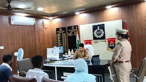 Shravasti News: डीएम और एसपी ने जनता दर्शन में सुनीं समस्याएं, त्वरित निस्तारण के दिए निर्देश Shravasti News: डीएम और एसपी ने जनता दर्शन में सुनीं समस्याएं, त्वरित निस्तारण के दिए निर्देश
