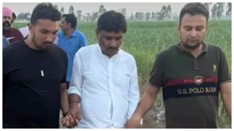 Hapur News : हापुड़ में 40 हजार की रिश्वत लेते दबोचा गया चकबंदी अधिकारी, 10 घंटे जंगल में डटी रही एंटी करप्शन टीम Hapur News : हापुड़ में 40 हजार की रिश्वत लेते दबोचा गया चकबंदी अधिकारी, 10 घंटे जंगल में डटी रही एंटी करप्शन टीम