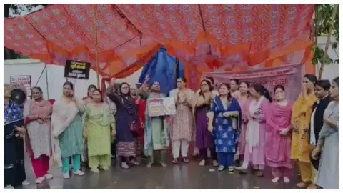 बारिश भी नहीं रोक पाई भाजपा महिला मोर्चा का प्रदर्शन, रुचि वीरा के घर के बाहर तीसरे दिन धरना