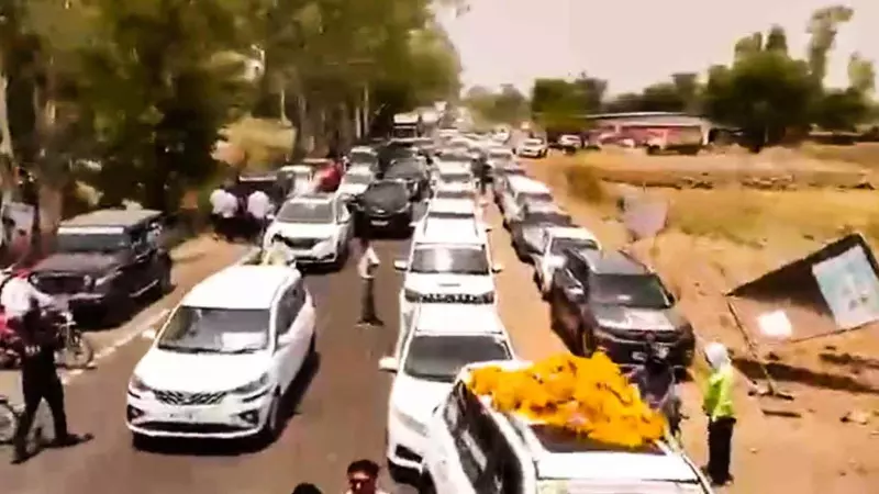 BJP Leader Convoy: BJP नेता सौभाग्य सिंह के काफिले में गाड़ियों का सैलाब! PM की अपील के बाद Viral हुआ वीडियो, बोले- मुझे खबर नहीं BJP Leader Convoy: BJP नेता सौभाग्य सिंह के काफिले में गाड़ियों का सैलाब! PM की अपील के बाद Viral हुआ वीडियो, बोले- मुझे खबर नहीं
