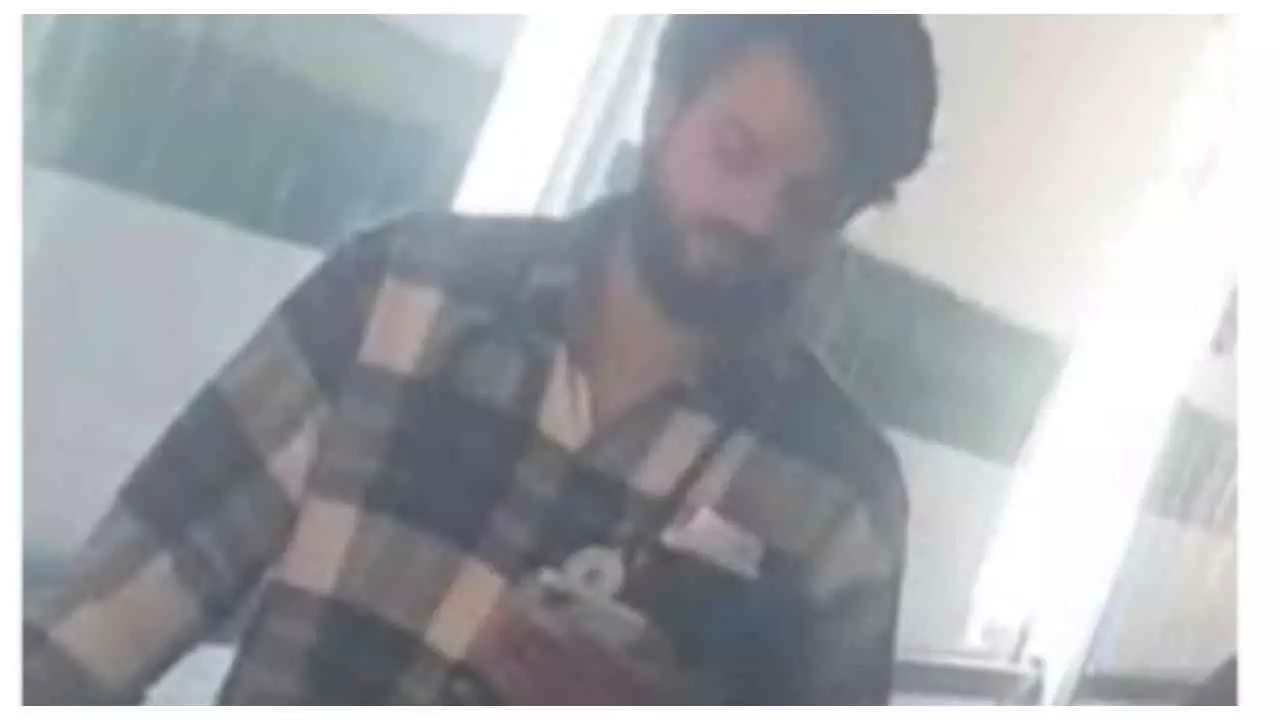 Aligarh News : एएमयू मेडिकल कॉलेज में फर्जी डॉक्टर बनकर घूम रहा युवक गिरफ्तार, मेडिकल सामान बरामद