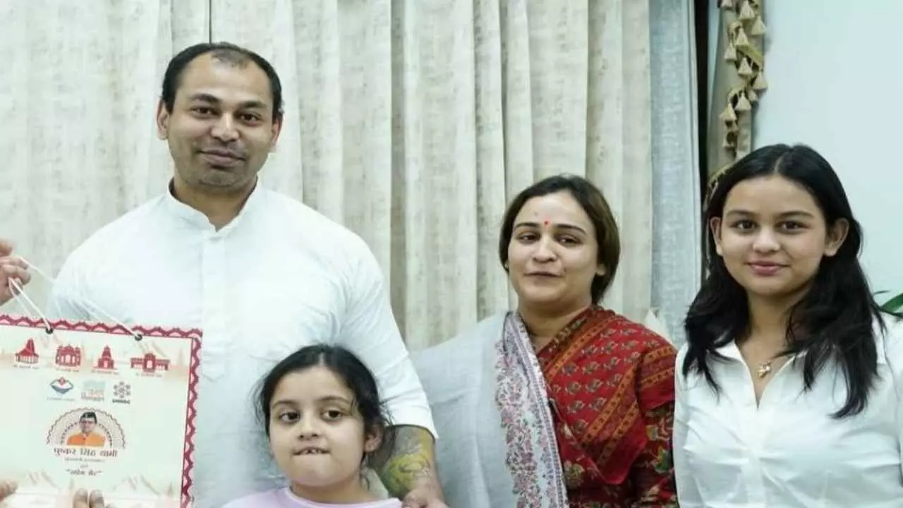 Prateek Yadav Family: मुलायम के छोटे बेटे,अखिलेश के भाई... राजनीति से दूर फिर भी पावरफुल, जानिए प्रतीक यादव के परिवार का पूरा बैकग्राउंड Prateek Yadav Family: मुलायम के छोटे बेटे,अखिलेश के भाई... राजनीति से दूर फिर भी पावरफुल, जानिए प्रतीक यादव के परिवार का पूरा बैकग्राउंड