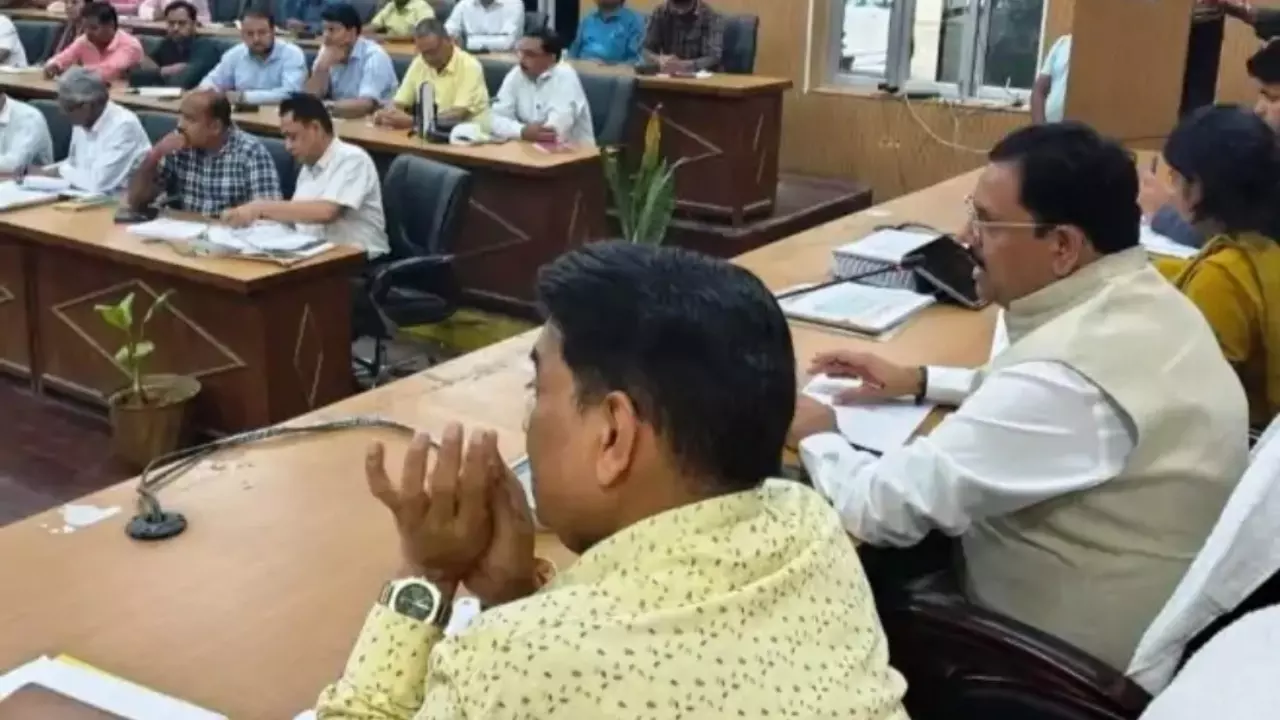 Mainpuri News: मैनपुरी में विकास कार्यों की डीएम ने की समीक्षा, गुणवत्ता और सौंदर्यीकरण पर दिया विशेष जोर