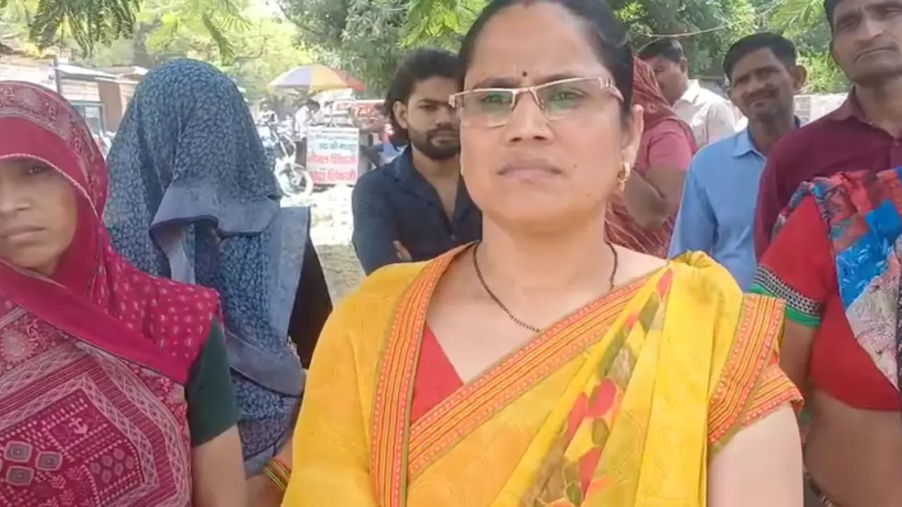 Etah News: पति की हत्या के आरोपियों की गिरफ्तारी व इनाम घोषित की मांग, पीड़िता ने जान को खतरा बता एस