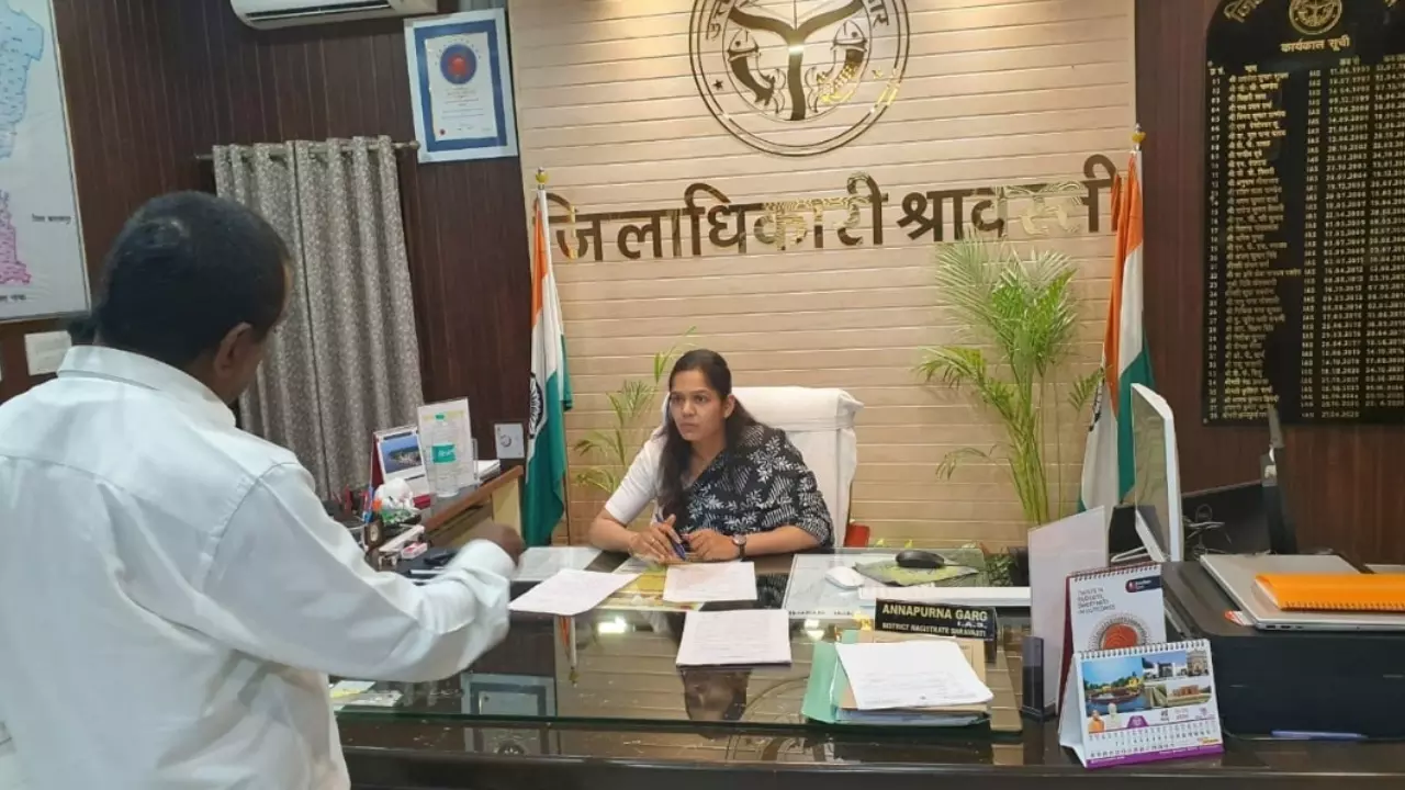 Shravasti News: स्कूलों में ऑपरेशन कायाकल्प पर डीएम सख्त, शौचालय निर्माण को लेकर दिए कड़े निर्देश Shravasti News: स्कूलों में ऑपरेशन कायाकल्प पर डीएम सख्त, शौचालय निर्माण को लेकर दिए कड़े निर्देश