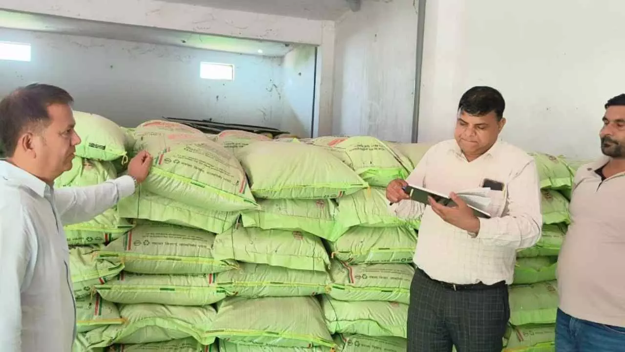 Etah News: एटा में खाद वितरण में अनियमितताओं पर प्रशासन सख्त, औचक निरीक्षण में कार्रवाई