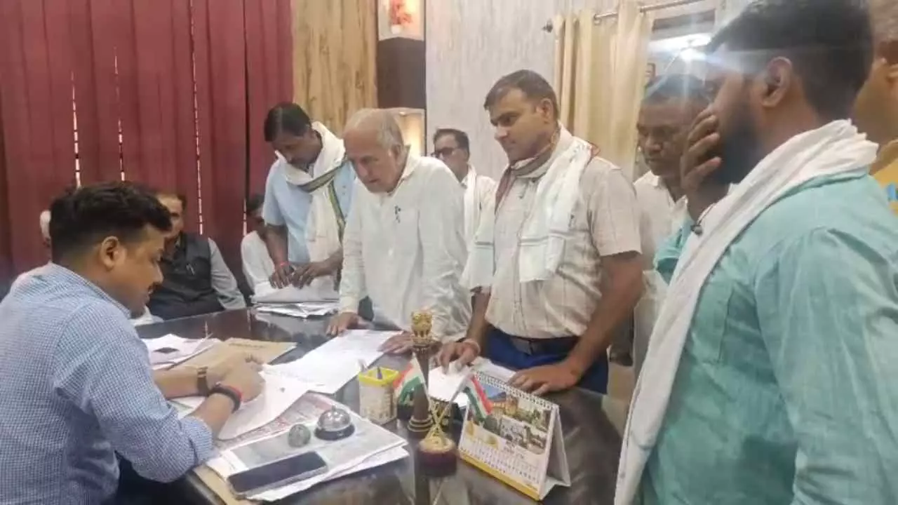Chandauli: चंदौली में लेखपाल पर फर्जी रिपोर्ट और हस्ताक्षर के गंभीर आरोप, गवाहों ने SDM से की शिकायत