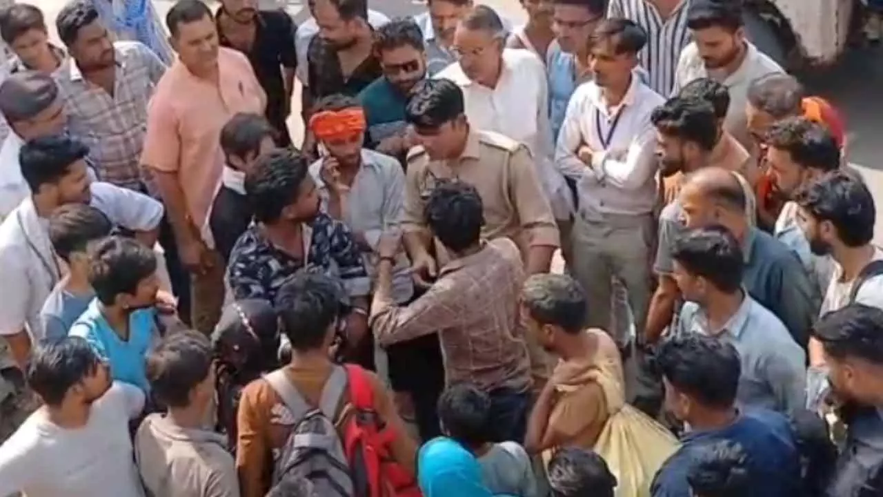 Hapur News:हापुड़ में दोस्त के साथ पहुंची युवती को परिजनों ने सड़क पर पकड़ा, बीच चौराहे पर हुई पिटाई Hapur News:हापुड़ में दोस्त के साथ पहुंची युवती को परिजनों ने सड़क पर पकड़ा, बीच चौराहे पर हुई पिटाई