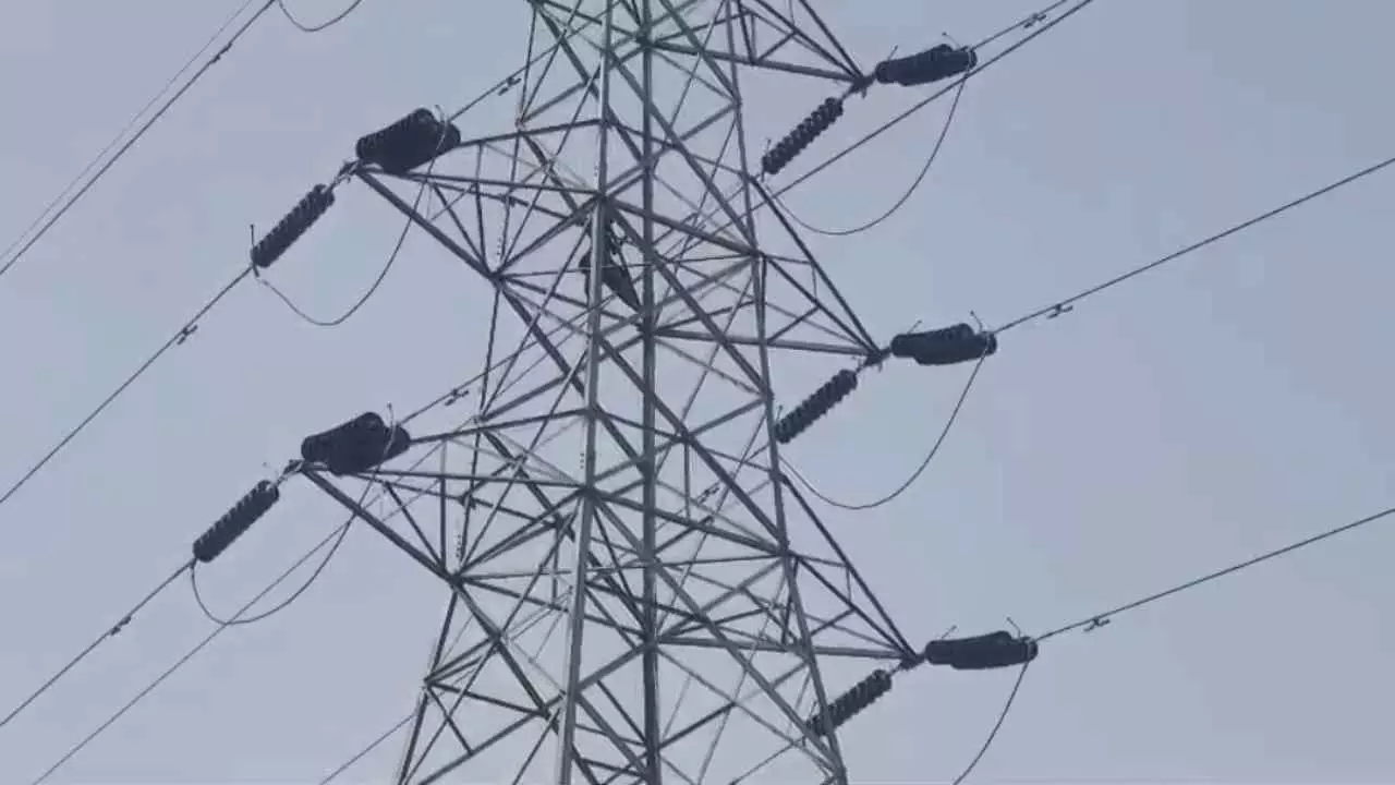 Kannauj: कन्नौज में प्रेम विवाह की जिद पर बिजली टावर पर चढ़ी किशोरी, प्रेमी को बुलाने पर नीचे उतरी Kannauj: कन्नौज में प्रेम विवाह की जिद पर बिजली टावर पर चढ़ी किशोरी, प्रेमी को बुलाने पर नीचे उतरी