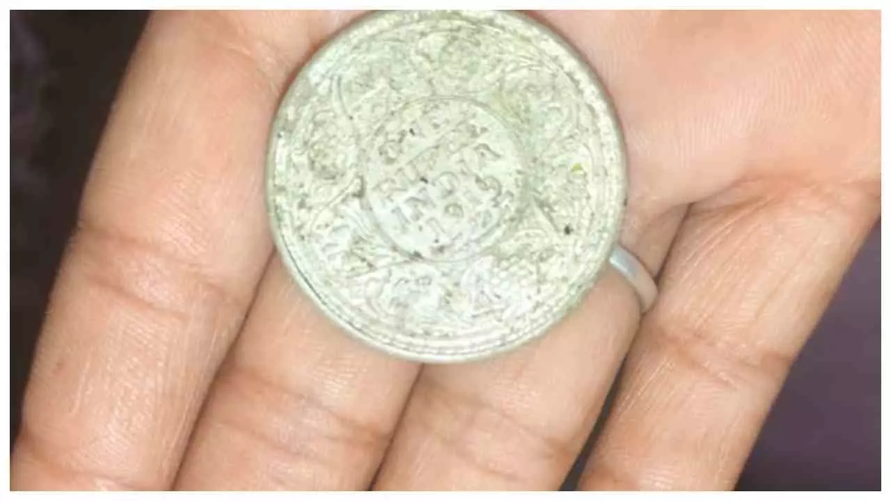 Gonad News : गोंडा में खुदाई से ब्रिटिशकालीन सिक्के मिले, खजाने की खबर से उमड़ी भारी भीड़ Gonad News : गोंडा में खुदाई से ब्रिटिशकालीन सिक्के मिले, खजाने की खबर से उमड़ी भारी भीड़