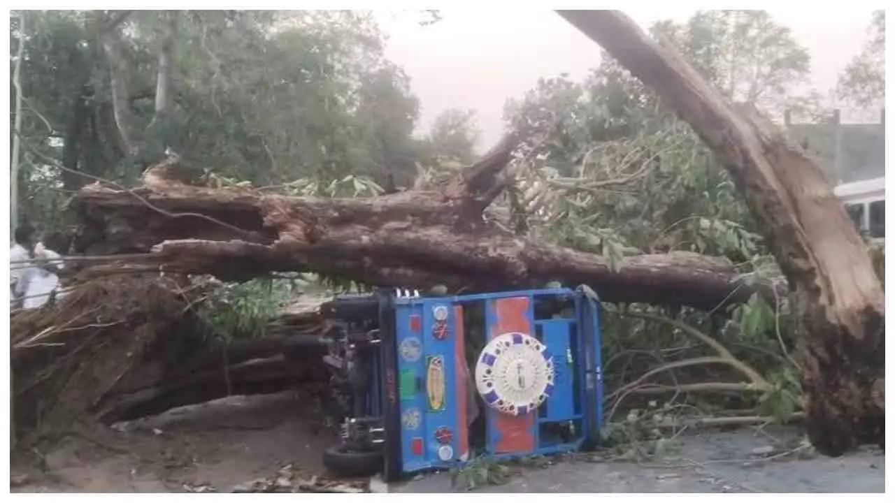 Raebareli News : रायबरेली में कुदरत का कहर: मिनटों में मची तबाही, उजड़ गए सैकड़ों आशियाने Raebareli News : रायबरेली में कुदरत का कहर: मिनटों में मची तबाही, उजड़ गए सैकड़ों आशियाने